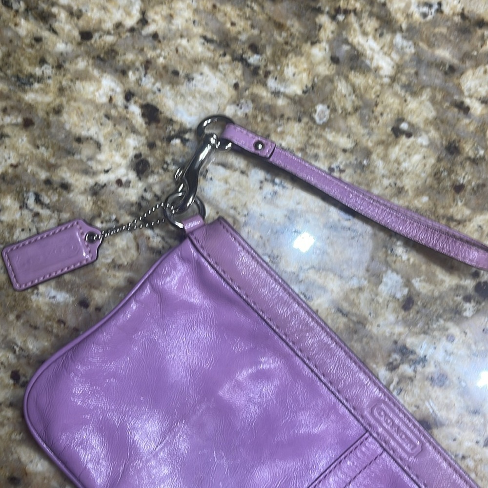 Authentic COACH patent leather clutch - Lilac - Picture 3 of 7